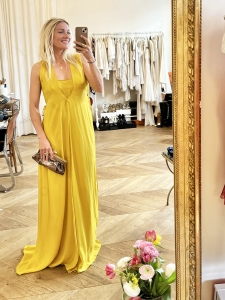 Bright yellow silk fluid sleeveless and V neck maxi dress Retail price €2300 Size 36