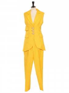 Tailleur veste pantalon en tweed de laine jaune vif avec boutons en rotin Taille 36