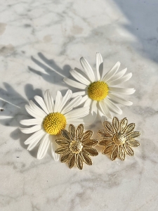 Gold daisy flower round earrings for pierced ears