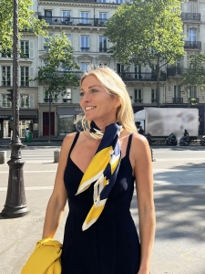 Foulard carré en twill de soie imprimé jaune bleu marine et blanc Prix boutique 385€ Taille 90 x 90