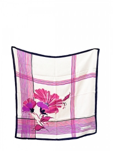 Foulard carré en twill de soie imprimé fleuri rose et blanc Prix boutique 385€ Taille 90 x 90