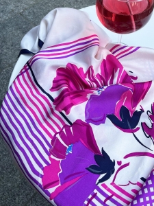 Foulard carré en twill de soie imprimé fleuri rose et blanc Prix boutique 385€ Taille 90 x 90