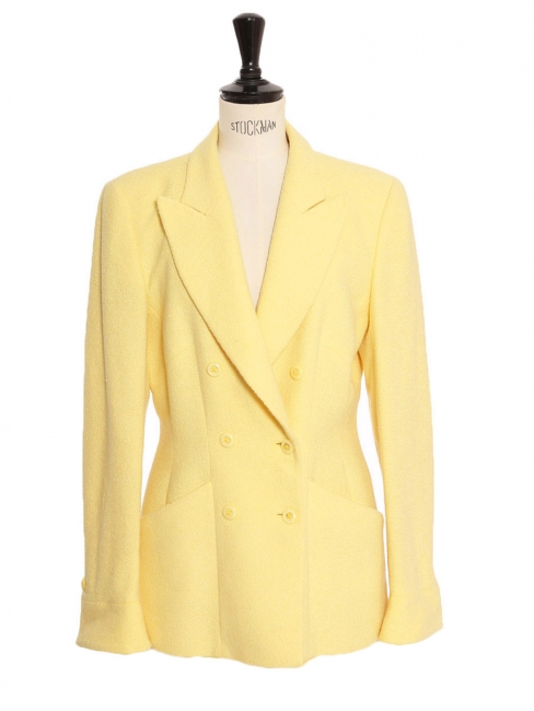 Tailleur veste double boutonnière et jupe en tweed de laine jaune soleil Prix boutique 2290€ Taille 36