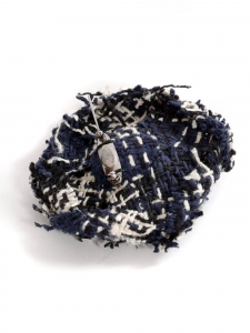 Fleur de camélia en tweed bleu marine et blanc Prix boutique 250€