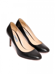 Round-toed pumps in black leather Retail price €595 Size 39