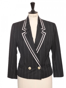 Veste courte en laine noire à fines rayures blanches Prix boutique 1400€ Taille 36