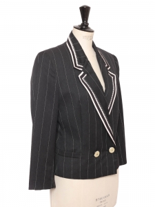 Veste courte en laine noire à fines rayures blanches Prix boutique 1400€ Taille 36