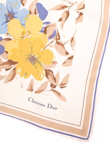 Foulard carré de soie imprimé blanc crème fleuri jaune bleu et marron noisette Prix boutique 450€