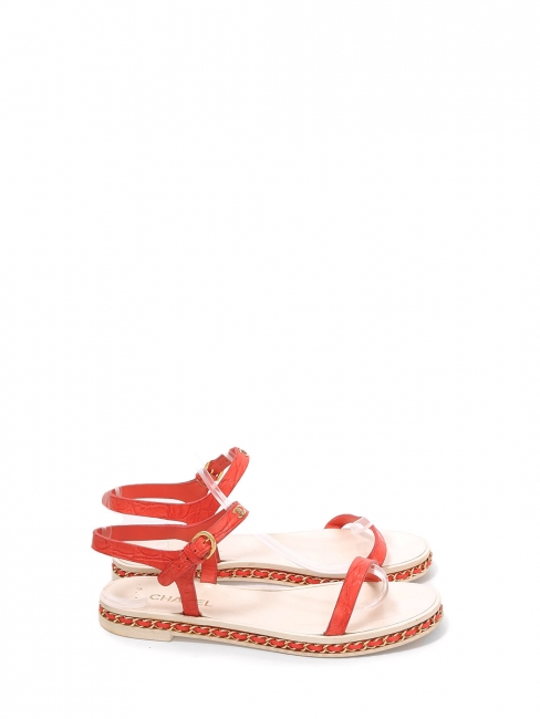 Sandales plates en cuir blanc et rouge et chaine dorée Prix boutique 950€ Taille 38