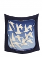 Foulard carré en twill de soie OISEAUX MIGRATEURS bleu et blanc Prix boutique 495€ Taille 90 x 90