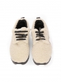 Chaussures plates en shearling blanc crème semelle et lacets noirs Prix boutique 1100€ Taille 40