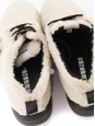 Chaussures plates en shearling blanc crème semelle et lacets noirs Prix boutique 1100€ Taille 40