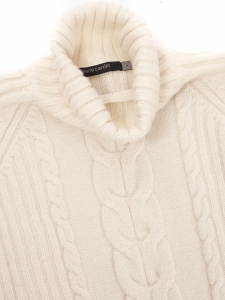 Wool turtleneck sweater in creamy white Size M