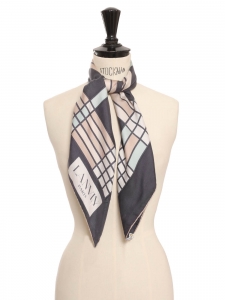 Foulard carré en twill de soie imprimé graphique bleu gris et blanc Prix boutique 275€ Taille 90 x 90