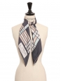 Foulard carré en twill de soie imprimé graphique bleu gris et blanc Prix boutique 275€ Taille 90 x 90
