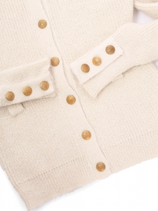 Gilet cardigan col rond en laine épaisse d'alpaga blanc crème et boutons dorés Prix boutique 1600€ Taille S