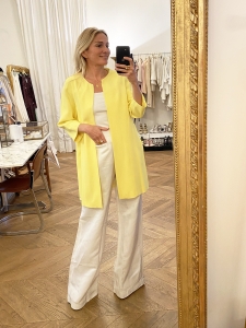Veste mi-longue en crêpe jaune poussin Prix boutique 1400€ Taille 38