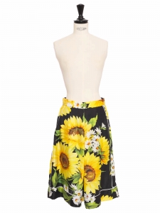 Pantalon court évasé en soie noire imprimé fleuri tournesol noir, jaune vert et blanc Prix boutique $675 Taille XS
