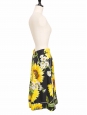 Pantalon court évasé en soie noire imprimé fleuri tournesol noir, jaune vert et blanc Prix boutique $675 Taille XS