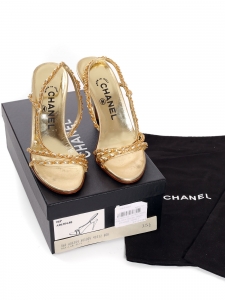 Sandales à talon en cuir et chaînes dorées Prix boutique 1500€ Taille 35,5