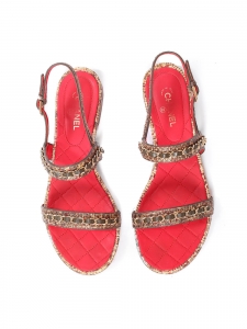 Sandales plates en cuir rouge, tweed kaki et chaîne dorée Prix boutique 1400€ Taille 37.5