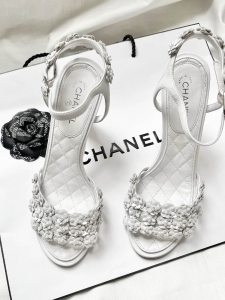 Sandales à talon en cuir en cuir blanc brodé de fleurs et perles Prix boutique 1500€ Taille 37