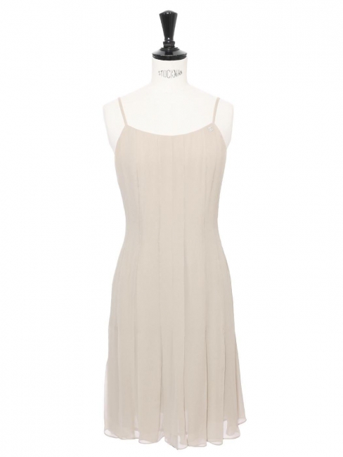 Robe courte cintrée en mousseline de soie gris vert à fines bretelles Prix boutique 3000€ Taille XXS
