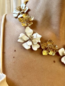 Flower necklace in gilded brass and white enamel