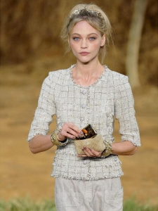 Veste manches courtes en tweed beige gris perle et doré  boutons nacre Prix Boutique est. 6000€ Taille 40/42