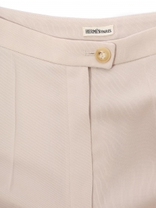 Pantalon taille haute jambes évasées en crêpe beige gris perle Prix boutique 1200€ Taille 36/38