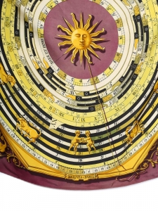 Foulard carré astrologie en twill de soie bordeaux, jaune et noir Taille 90x90