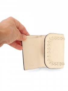 Porte-monnaie et cartes en cuir lanc crème tressé Prix Boutique 335€