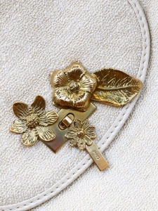 Sac du soir en coton beige à fleurs dorées