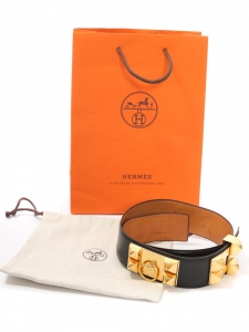 Ceinture collier de chien en cuir noir et détails dorées Prix boutique 3400€