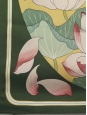 Foulard FLEUR DE LOTUS carré en twill de soie vert, jaune et rose Prix boutique 530€ Taille 90 x 90