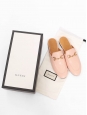 Mules plates en cuir rose bonbon mors dorés Prix boutique 820€ Taille 36
