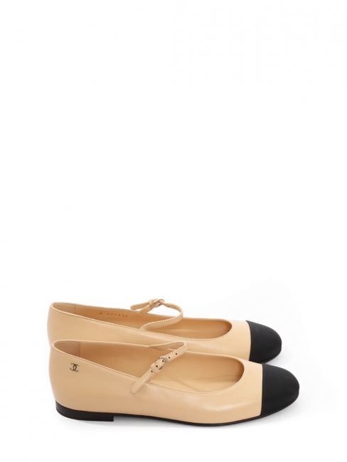 Ballerines plates en cuir beige rosé bout noir boucle cristal Prix boutique 1200€ Taille 38C