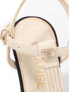 T-bar pumps in cream white leather with black grosgrain and pearl CC logo Retail price €1,200 Size 38