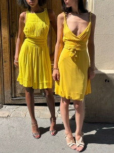 Robe sans manche en soie jaune vif ceinturée et plissée Prix boutique 1900€ Taille 36