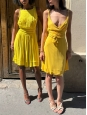 Robe sans manche en soie jaune vif ceinturée et plissée Prix boutique 1900€ Taille 36