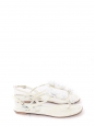 Sandales plates en cuir verni blanc ornées de fleurs en acétate Prix boutique 800€ Taille 38
