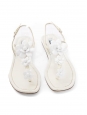 Sandales plates en cuir verni blanc ornées de fleurs en acétate Prix boutique 800€ Taille 38