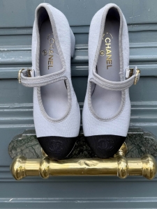 Babies à talon en tissu bleu clair et bouts gros grains noirs CC Prix boutique 1150€ Taille 38