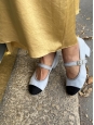 Babies à talon en tissu bleu clair et bouts gros grains noirs CC Prix boutique 1150€ Taille 38