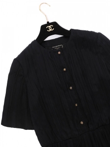 CHANEL Robe manches courtes en soie noire boutons bijoux dor&eacute;s Prix boutique 4200&euro; Taille XS