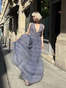 Robe longue sans manche en voile de soie imprim&eacute;e bleu Prix boutique 1000&euro; Taille 36