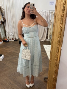 Robe midi cintr&eacute;e en dentelle bleu clair &agrave; fines bretelles Prix public 540&euro; Taille XS/S
