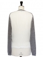 Pull col V en laine mérinos gris clair et soie blanche rayée Px boutique 320€ Taille 36
