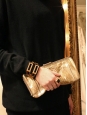 Pochette de soirée clutch en python métallisé doré Prix boutique 950€