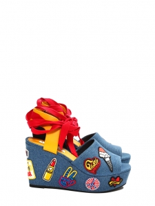 Sandales compensées en jean bleu brodé d'écussons, ruban cheville rouge NEUVES Prix boutique 155€ Taille 38